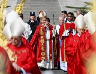 «С Креста Иисус продолжает взывать к человечеству, умоляя о милосердии». Святая Месса Вербного воскресенья в Ватикане (+ ФОТО)