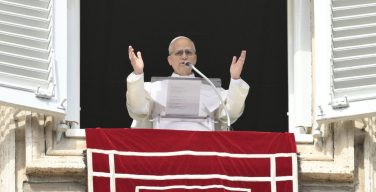 «Преображение – свет, исцеляющий раны истории». Слово Папы перед молитвой Angelus 1 марта 2026 года, площадь Святого Петра