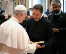 Папа дал рекомендации исповедникам