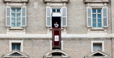 «Вера открывает глаза на страждущее человечество». Слово Папы перед молитвой Angelus 15 марта 2026 года, площадь Св. Петра