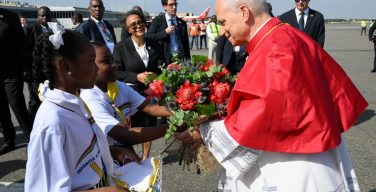 Папа Римский начал свой визит в Анголу (+ ФОТО)