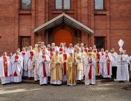 Месса освящения мира и елея с участием епархиального духовенства состоялась в Кафедральном соборе Новосибирска (ФОТО)