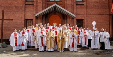 Месса освящения мира и елея с участием епархиального духовенства состоялась в Кафедральном соборе Новосибирска (ФОТО)