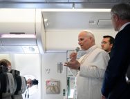 Папа ответил на вопросы журналистов на обратном пути из Африки в Рим
