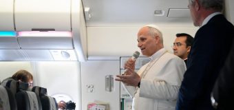 Папа ответил на вопросы журналистов на обратном пути из Африки в Рим