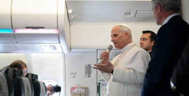 Папа ответил на вопросы журналистов на обратном пути из Африки в Рим