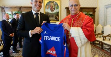 Президент Макрон на аудиенции в Ватикане (+ ФОТО)