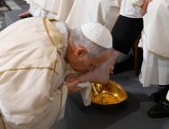 Папа на Мессе воспоминания Тайной вечери: Бог омывает образ человека, мнящего себя великим