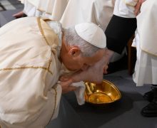 Папа на Мессе воспоминания Тайной вечери: Бог омывает образ человека, мнящего себя велики