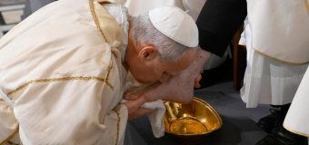 Папа на Мессе воспоминания Тайной вечери: Бог омывает образ человека, мнящего себя великим