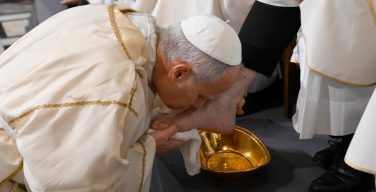 Папа на Мессе воспоминания Тайной вечери: Бог омывает образ человека, мнящего себя великим