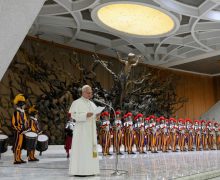 Лев XIV поблагодарил швейцарских гвардейцев за верность Церкви (+ ФОТО)