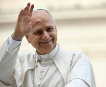 NYT: сотрудница банка в США положила трубку во время разговора с Папой Римским