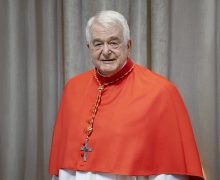 Папа Римский молится об упокоении кардинала Черрига